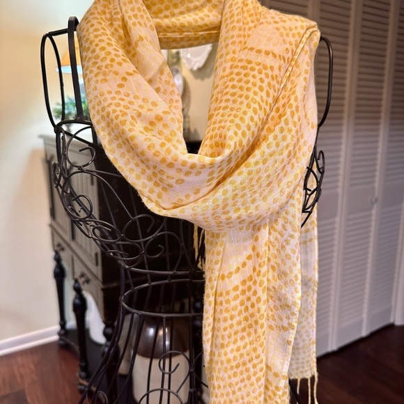 2-LIGHTWEIGHT WOMENS SCARVES. TWO SEPARATE PRINTS IN YELLOW & GREEN. - Picture 9 of 10